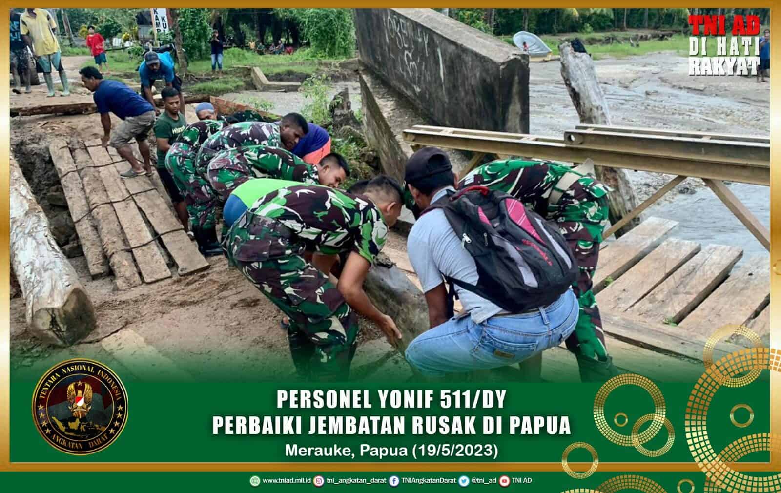 Perlancar Mobilitas Warga, Personel Yonif 511/DY Perbaiki Jembatan Rusak Di Papua