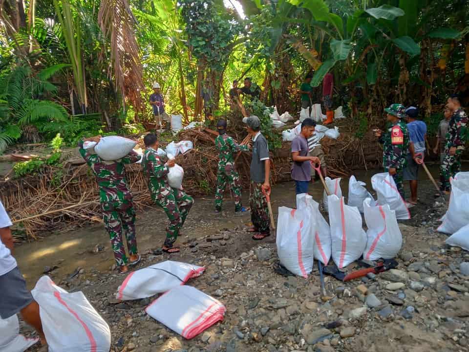 Cegah Kerawanan Banjir, Satgas Yonarmed 1 Kostrad Bantu Warga Dirikan Tanggul Sungai