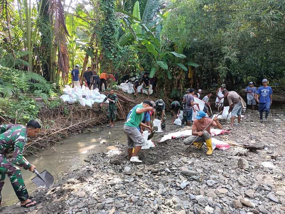 Cegah Kerawanan Banjir, Satgas Yonarmed 1 Kostrad Bantu Warga Dirikan Tanggul Sungai