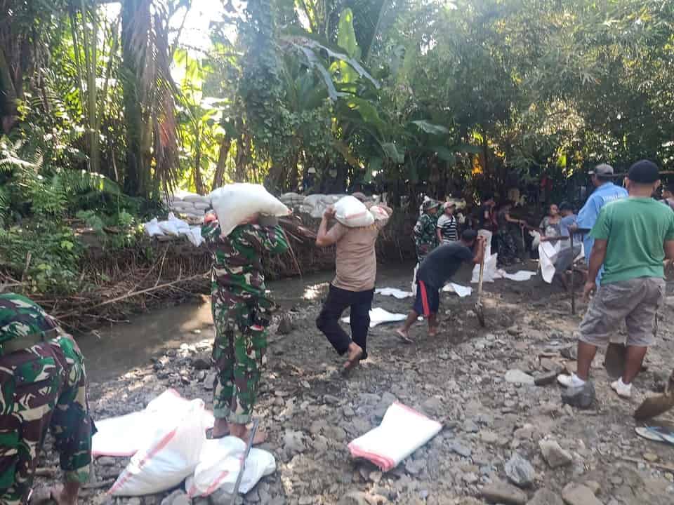 Cegah Kerawanan Banjir, Satgas Yonarmed 1 Kostrad Bantu Warga Dirikan Tanggul Sungai