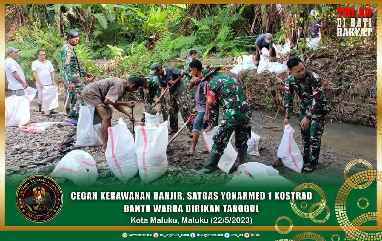 Cegah Kerawanan Banjir, Satgas Yonarmed 1 Kostrad Bantu Warga Dirikan Tanggul Sungai