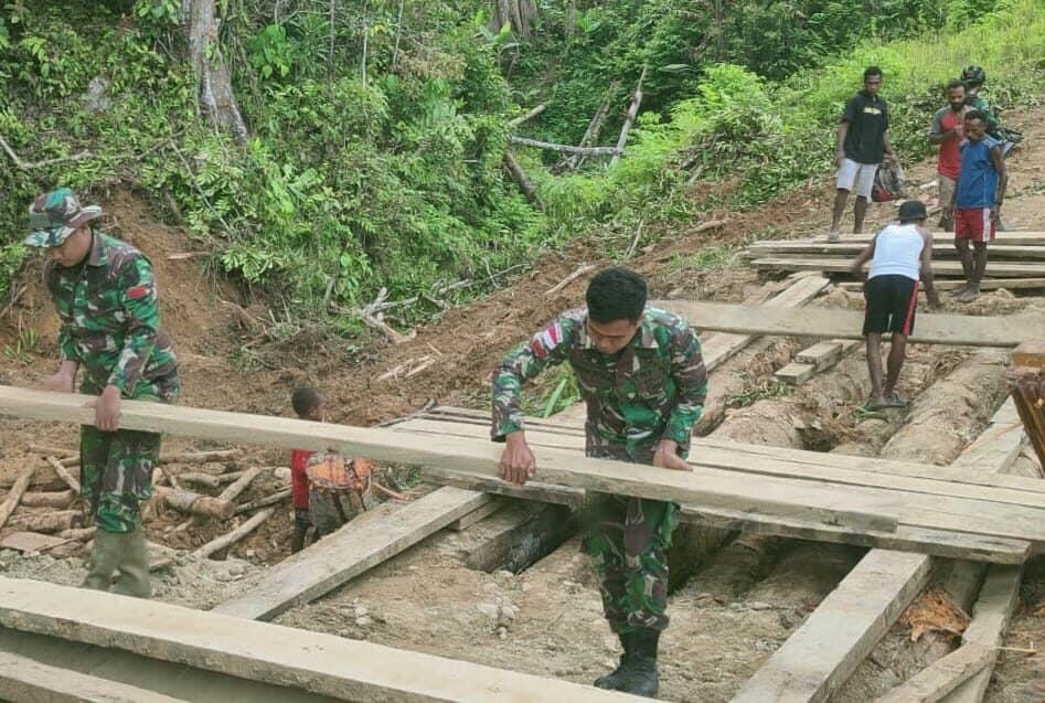 Aksi Heroik Satgas Yonif 143/TWEJ Perbaiki Jembatan di Pedalaman Papua