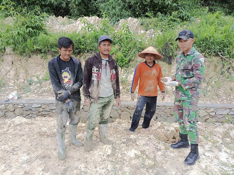 Karyawan Pekerja Jalan Serahkan Temuan Granat Ke Satgas Pamtas Yonif 645/Gardatama Yudha