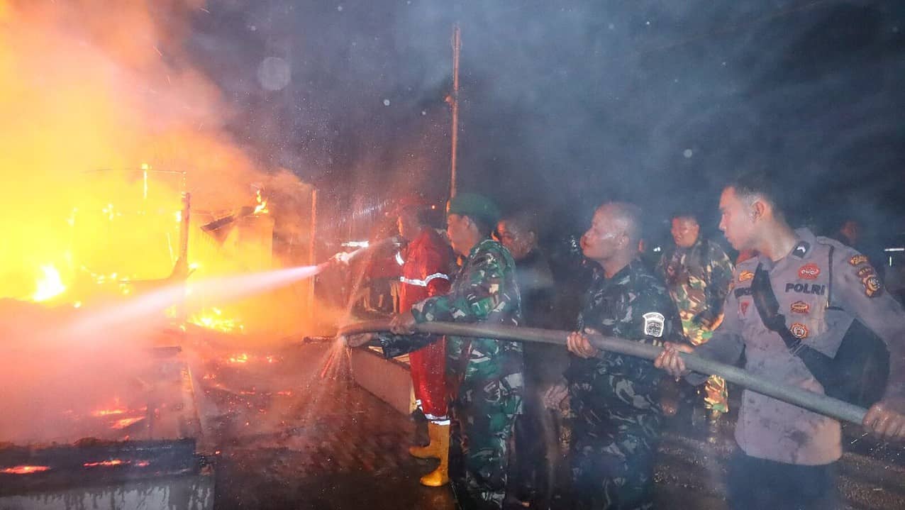 Rumah Wartawan Terbakar, Dandim 0303/Bengkalis Kerahkan Puluhan Prajurit Lakukan Pemadaman