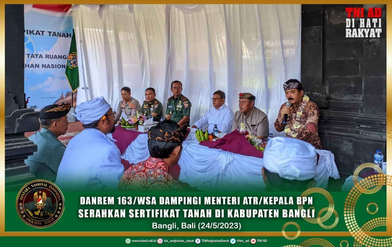 Danrem 163/WSA Dampingi Menteri ATR/Kepala BPN Serahkan Sertifikat Tanah di Kabupaten Bangli