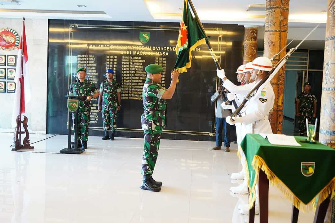 Serahkan Satuan ke Pejabat Baru, Mayjen TNI Muh. Saleh Mustafa Minta Prajurit Dukung Pangdam Cenderawasih Baru