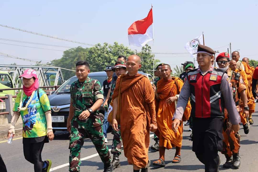 TNI Polri Berikan Pengamanan Ritual Thudong, 32 Bhiksu Thailand Beristirahat di Koramil 10/Wiradesa Pekalongan