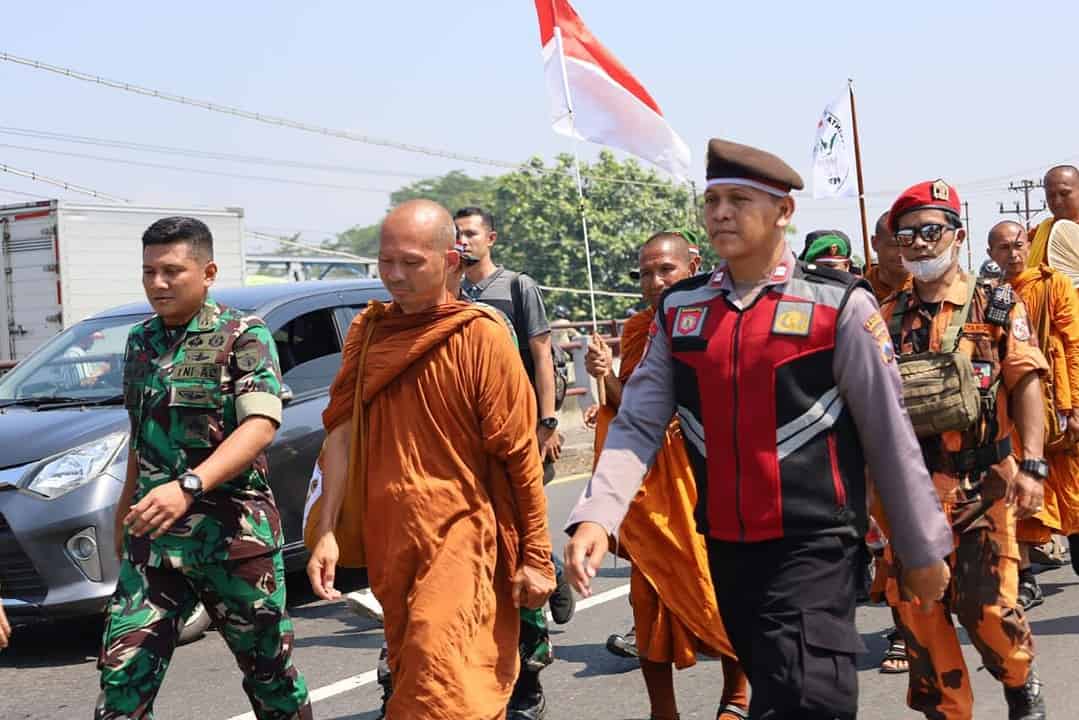 TNI Polri Berikan Pengamanan Ritual Thudong, 32 Bhiksu Thailand Beristirahat di Koramil 10/Wiradesa Pekalongan