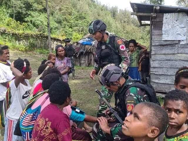 Satgas Yonif Raider 303 Kostrad Perbaiki Gereja Kampung Dambet Papua