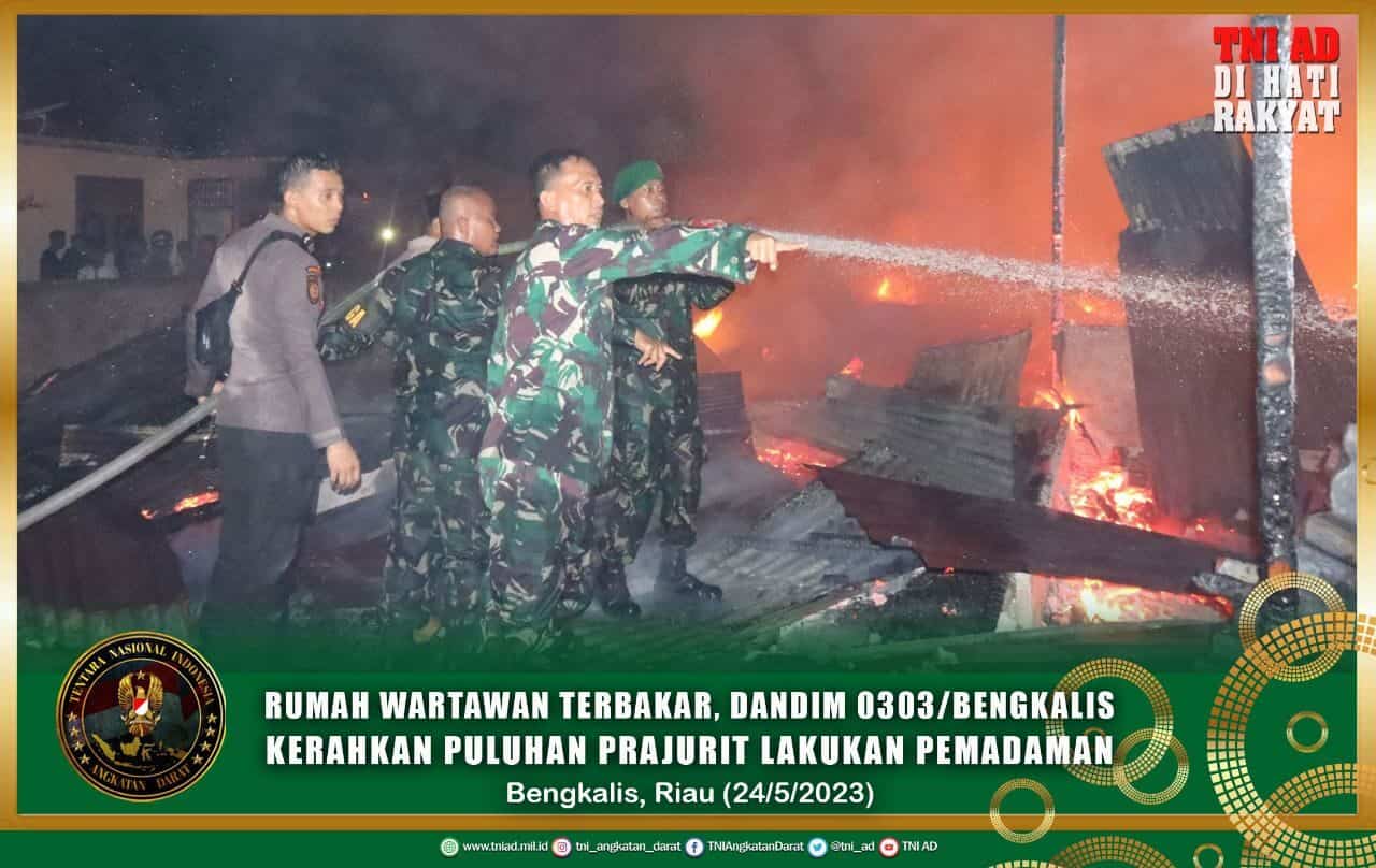 Rumah Wartawan Terbakar, Dandim 0303/Bengkalis Kerahkan Puluhan Prajurit Lakukan Pemadaman