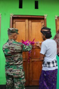 Dandim 1619/Tabanan Kembali Serahkan Kunci Rumah Hasil Rehab RTLH