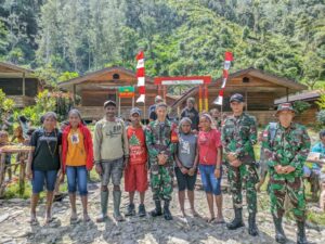 Cinta Kasih Satgas Yonif 631/Atg Pos Tsinga Bagikan Rosario Untuk Ibadah Warga Papua