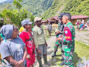 Cinta Kasih Satgas Yonif 631/Atg Pos Tsinga Bagikan Rosario Untuk Ibadah Warga Papua