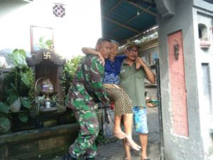 Demi Mendapatkan Pengobatan, Babinsa Akah Jemput dan Gendong Ni Ketut Simpen