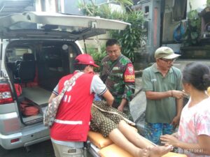 Demi Mendapatkan Pengobatan, Babinsa Akah Jemput dan Gendong Ni Ketut Simpen