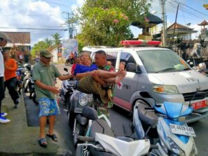 Demi Mendapatkan Pengobatan, Babinsa Akah Jemput dan Gendong Ni Ketut Simpen