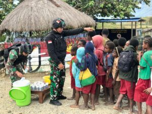 Peduli Gizi Anak-Anak Papua, Satgas YR 321/GT Bagikan Susu Gratis Kepada Anak Napua Jayawijaya