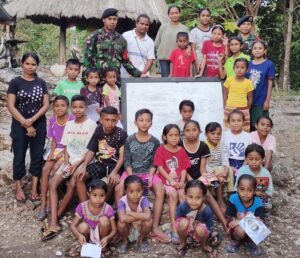 Satgas Yonkav 10/Mendagiri Ajarkan Bahasa Inggris Kepada Anak-Anak Di Perbatasan Untuk Siapkan Generasi Kompetitif