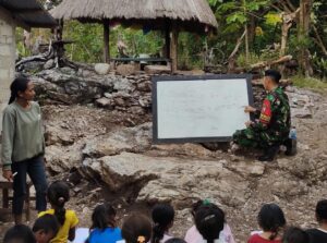 Satgas Yonkav 10/Mendagiri Ajarkan Bahasa Inggris Kepada Anak-Anak Di Perbatasan Untuk Siapkan Generasi Kompetitif
