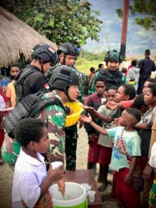 Peduli Gizi, Satgas YR 321/GT Bagikan Susu Gratis Kepada Anak-Anak di Napua Jayawijaya