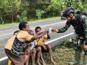 Peduli Gizi, Satgas YR 321/GT Bagikan Susu Gratis Kepada Anak-Anak di Napua Jayawijaya