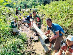 Babinsa Bersama Warga Masyarakat Gotong Royong Bersihkan Pipa Air Bersih