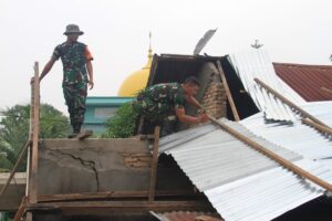 Kodim 0201/Medan Karya Bhakti Bantu Korban Angin Puting Beliung