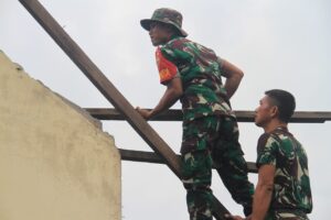Kodim 0201/Medan Karya Bhakti Bantu Korban Angin Puting Beliung
