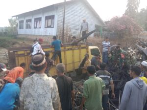 Koramil 1607-01/Sumbawa Bersinergi Bersama Pejabat Daerah Bergotong Royong dan Berbagi Sembako