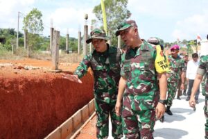 Ketua Tim Wasev TMMD Ke - 116 Lakukan Peninjauan Progres Pembangunan di Kavling Seraya Sambau