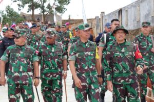 Ketua Tim Wasev TMMD Ke - 116 Lakukan Peninjauan Progres Pembangunan di Kavling Seraya Sambau