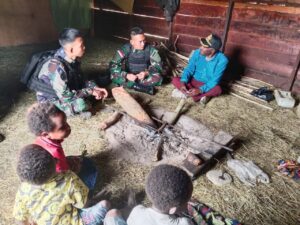 Pos Bolakme Satgas Yonif Raider 200/BN Kunjungi Rumah Kepala Kampung Owagambak