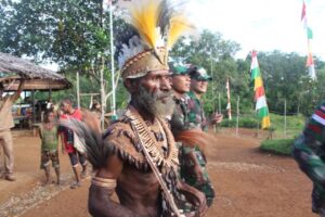 Jalin Komunikasi Sosial, Satgas Yonif 725/Woroagi Gelar Tari-Tarian Bersama Masyarakat di Perbatasan Papua