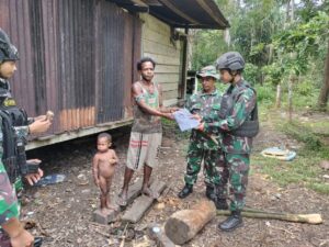 Satgas Yonif R 631/Atg Bagikan Pakaian Dan Bibit Tanaman Kepada Masyarakat Papua