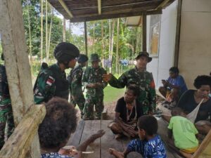 Satgas Yonif R 631/Atg Bagikan Pakaian Dan Bibit Tanaman Kepada Masyarakat Papua