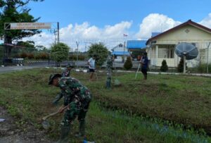 Satgas Yonif 143/TWEJ Pembersihan Lingkungan Kampung Bersama Masyarakat