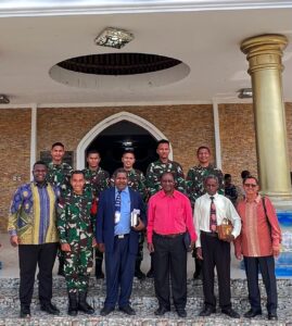 Satgas Yonif Raider 200/BN Bagikan Alkitab di Gereja Injil Indonesia Kobagma