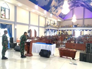 Satgas Yonif Raider 200/BN Bagikan Alkitab di Gereja Injil Indonesia Kobagma