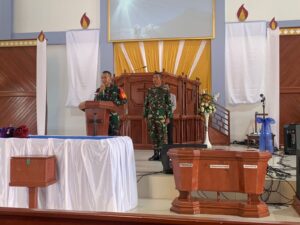 Satgas Yonif Raider 200/BN Bagikan Alkitab di Gereja Injil Indonesia Kobagma