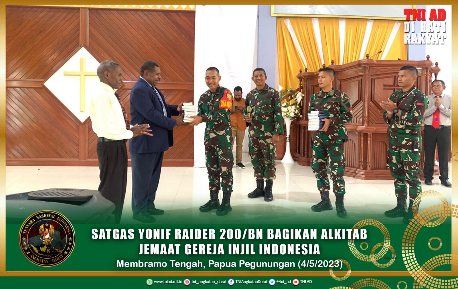 Satgas Yonif Raider 200/BN Bagikan Alkitab di Gereja Injil Indonesia Kobagma