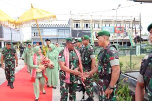 Kunjungi Kodim Sambas, Pangdam XII/Tpr Minta Prajurit dan Persit Jaga Kehormatan