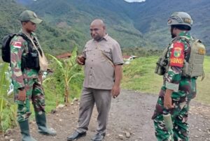 Kebersamaan Dalam Harmoni, Satgas Yonif 143/TWEJ Sambut Uskup Di Pegunungan Papua