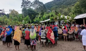 Kebersamaan Dalam Harmoni, Satgas Yonif 143/TWEJ Sambut Uskup Di Pegunungan Papua