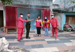 Cegah DBD, Babinsa Kandangan Koramil 0830/06 Lakukan Pendampingan Fogging