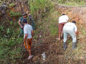 Jaga Kebersihan Tempat Ibadah Babinsa Ajak Warga Kerja Bhakti