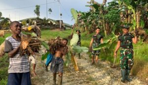 Dongkrak Ekonomi, Satgas Yonif 143/TWEJ Ajak Berkebun Masyarakat Papua