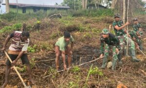 Dongkrak Ekonomi, Satgas Yonif 143/TWEJ Ajak Berkebun Masyarakat Papua