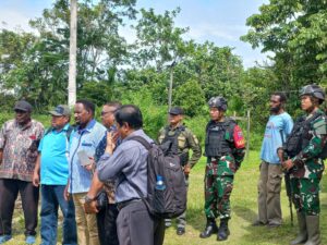 Jalin Sinergi Dengan Komponen Masyarakat , Pos Nayaro Satgas Yonif R 631/Atg Dampingi Kunjungan Kadisdik Timika