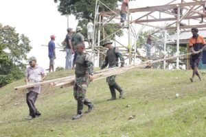 Wujud Kemanunggalan TNI Dengan Rakyat, Satgas Yonif 125/Smb Renovasi Gereja Bersama Masyarakat