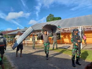 Wujud Kemanunggalan TNI Dengan Rakyat, Satgas Yonif 125/Smb Renovasi Gereja Bersama Masyarakat